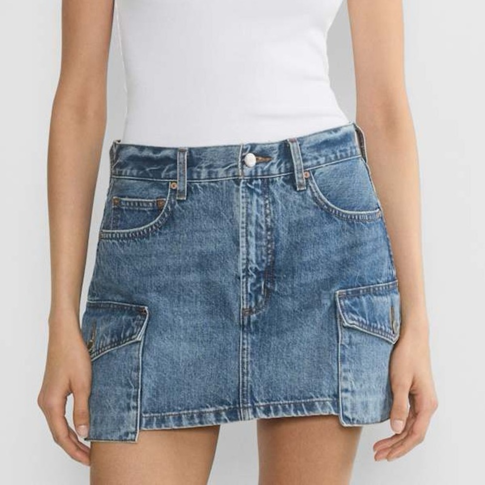 Aritzia Denim Forum The '90s Cargo Mini Mid-Rise Denim Skirt (Size 24)